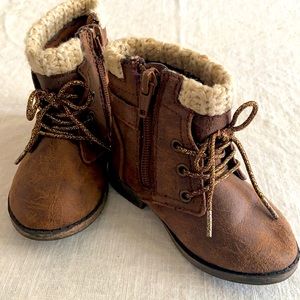 Size 5 Garanimals Baby Boots with knit top, side buckle, gold laces. Gently worn